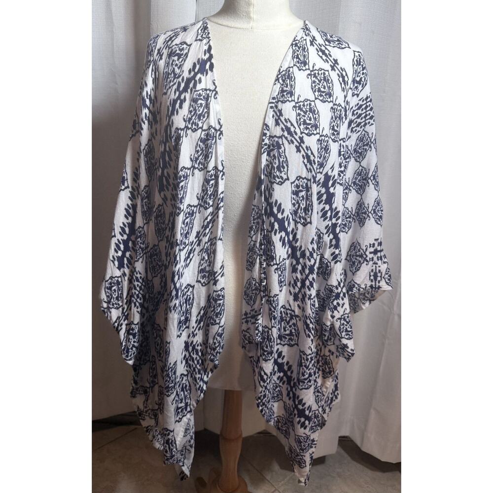 White kimono jacket with lace panel and navy pattern